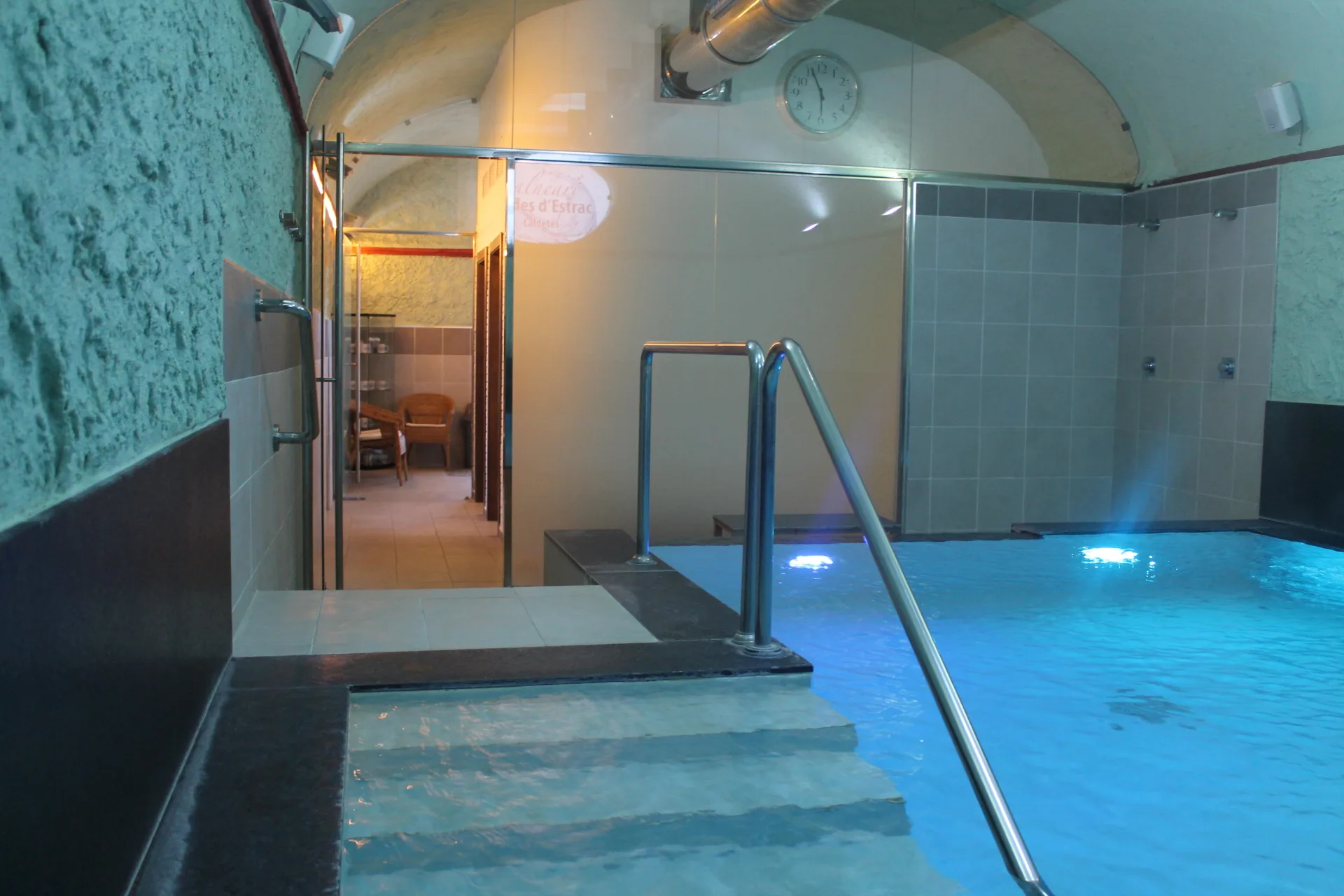La piscina del manantial del Balneari Caldes d'Estrac, amb l'aigua termal en calma