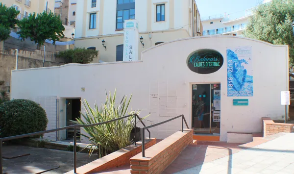 Façana renovada del Balneari Caldes d'Estrac, al carrer de la Riera