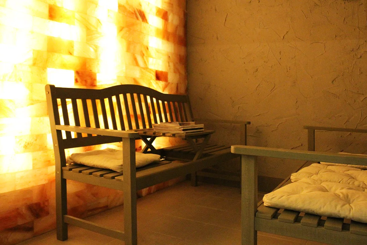 La sala d'haloteràpia, amb parets de sal per a teràpies respiratòries
