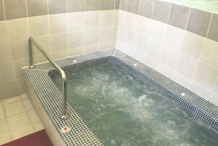 Jacuzzi renovat amb aigua termal del manantial